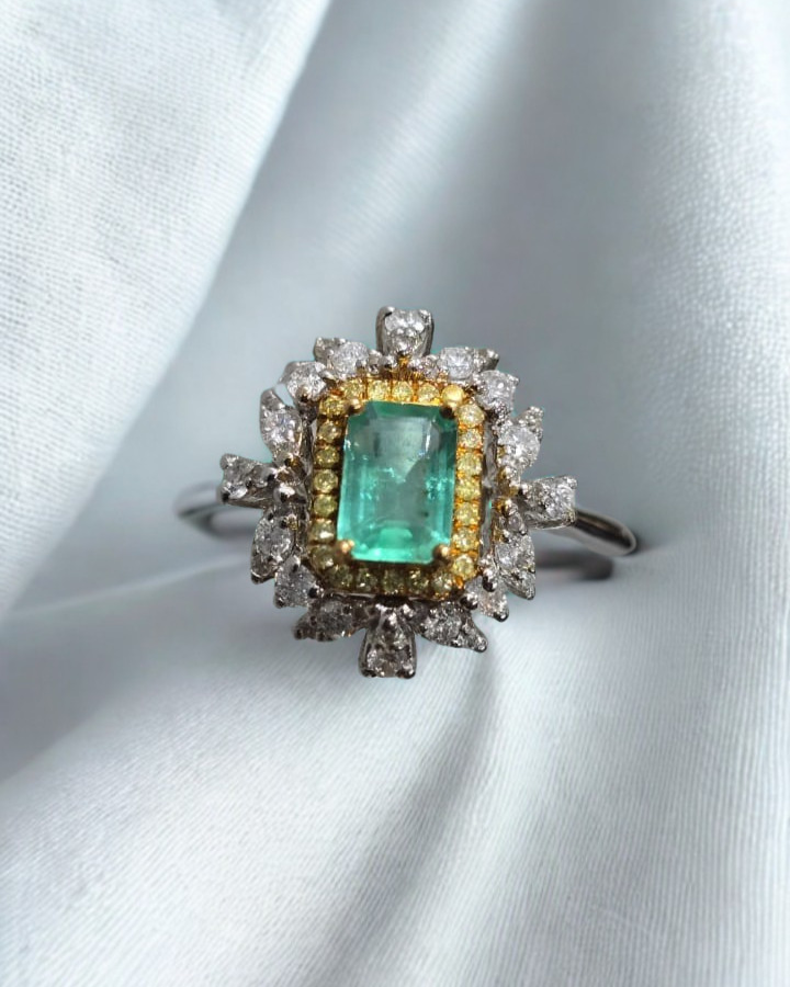 Emerald 18K White Gold Women Ring